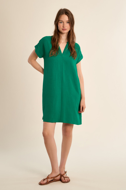 Vestido de manga corta, escote en V.