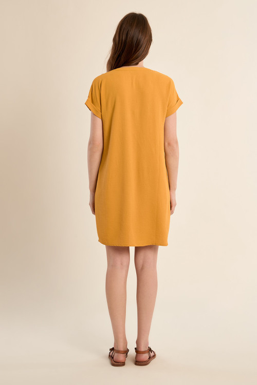 Vestido de manga corta, escote en V.