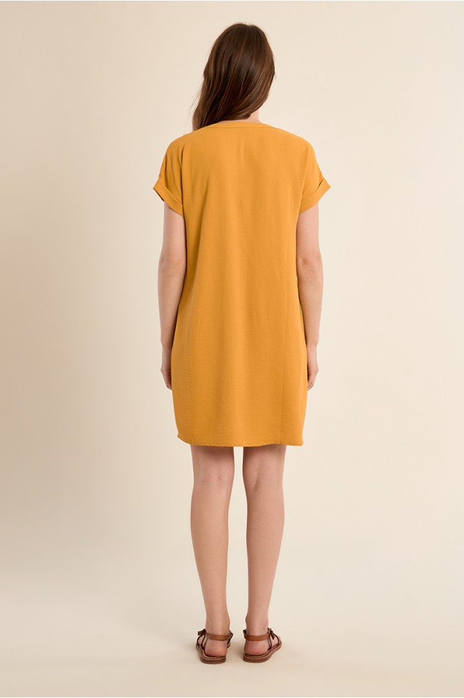 Vestido de manga corta, escote en V.