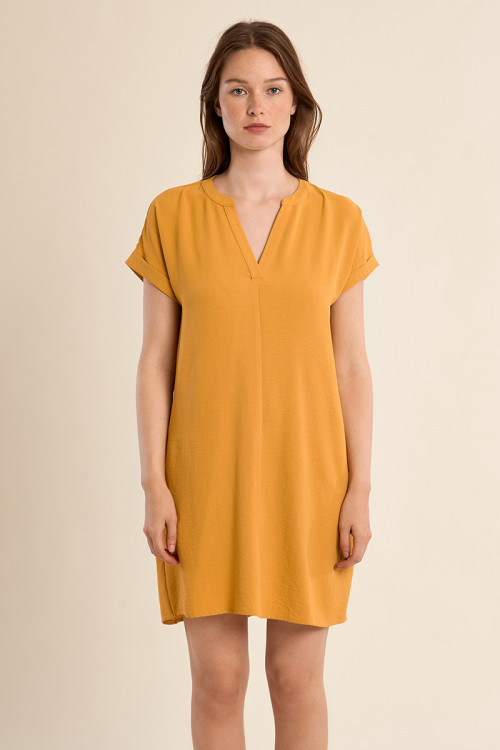 Vestido de manga corta, escote en V.