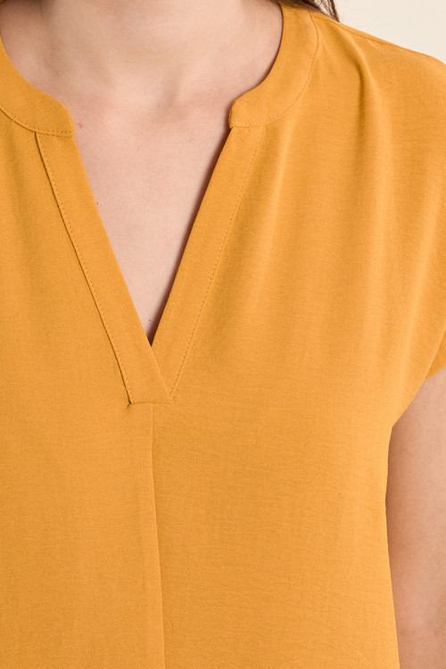 Vestido de manga corta, escote en V.