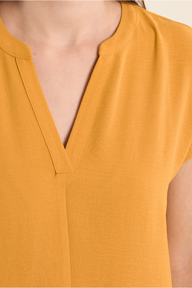 Vestido de manga corta, escote en V.