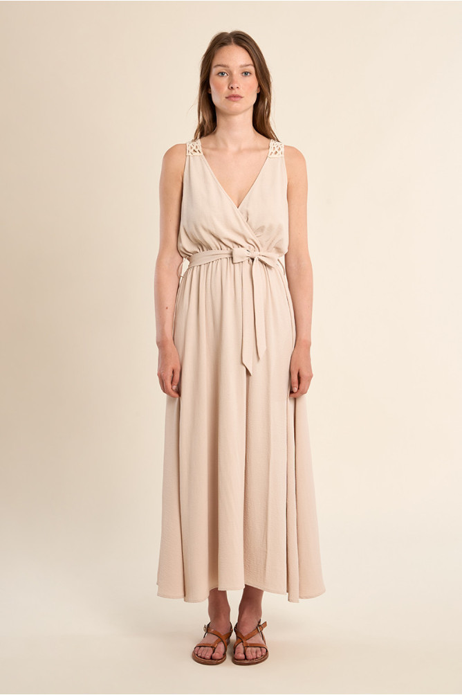 Vestido largo, de manga sisa, con detalles bordados.