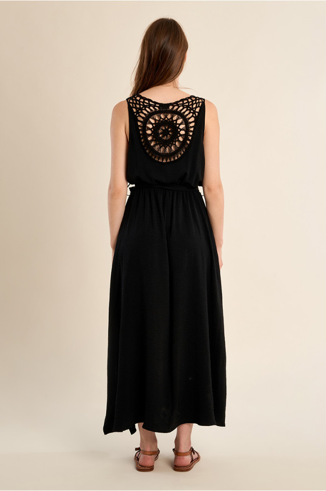 Vestido largo, de manga sisa, con detalles bordados.