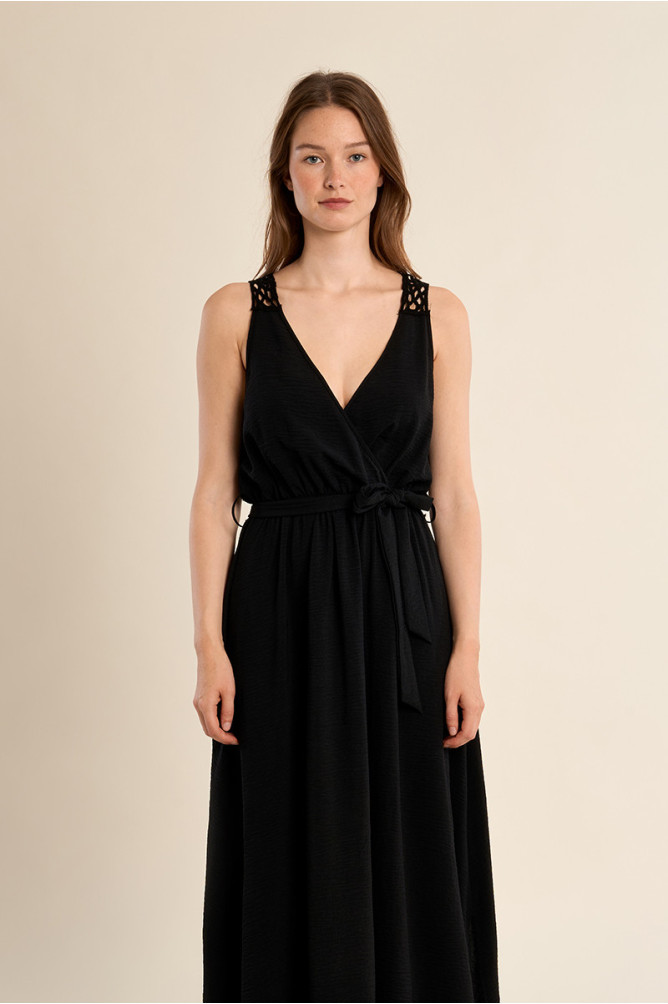 Vestido largo, de manga sisa, con detalles bordados.
