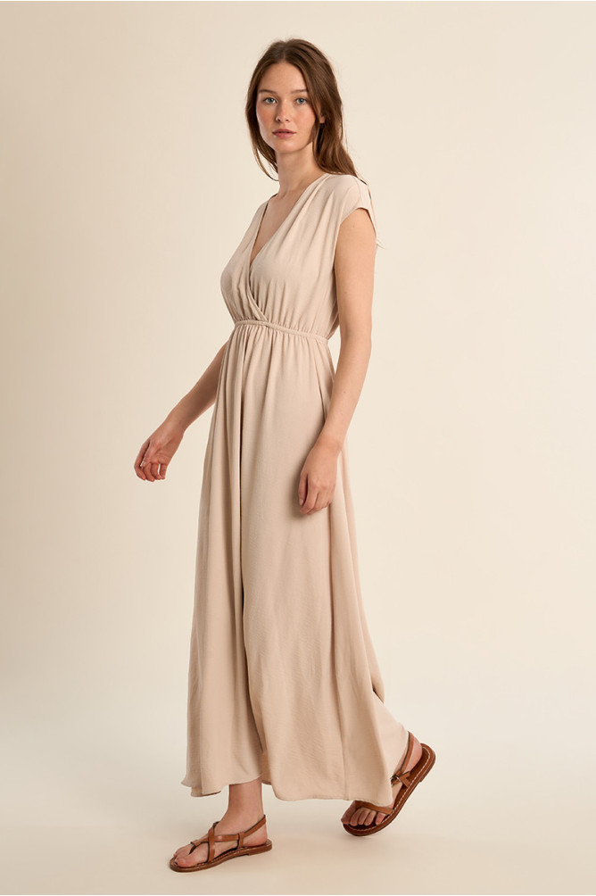 Vestido largo, de manga corta, detalle pliegues.