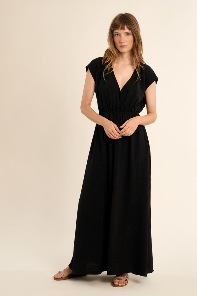 Vestido largo, de manga corta, detalle pliegues.
