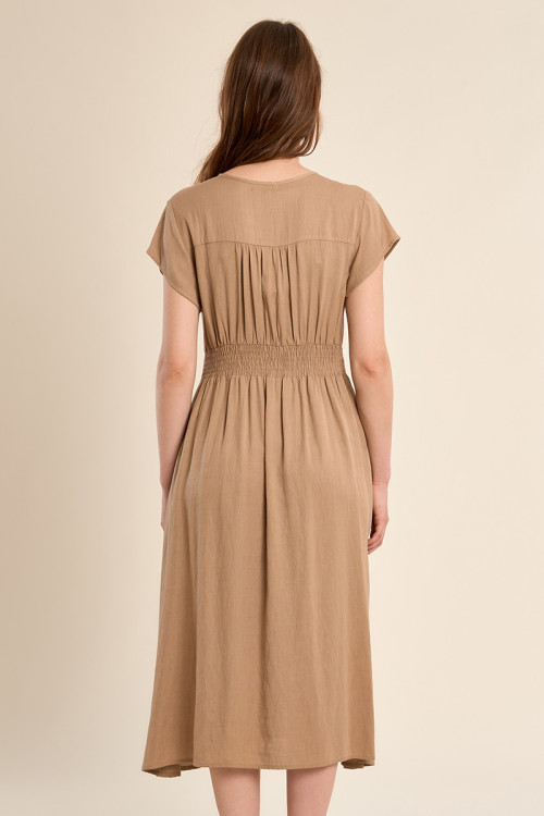 Vestido de manga corta, detalle pliegues.