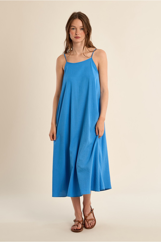Vestido largo, de tirantes y lazada.