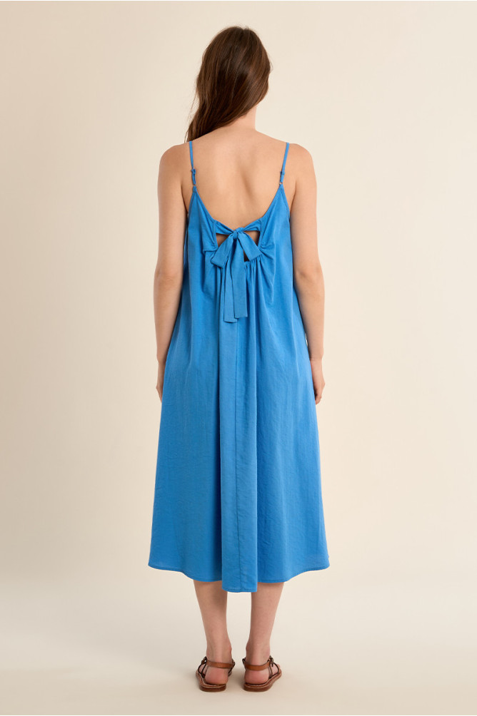Vestido largo, de tirantes y lazada.