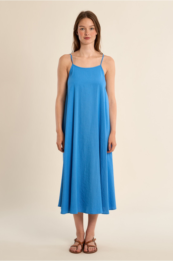 Vestido largo, de tirantes y lazada.