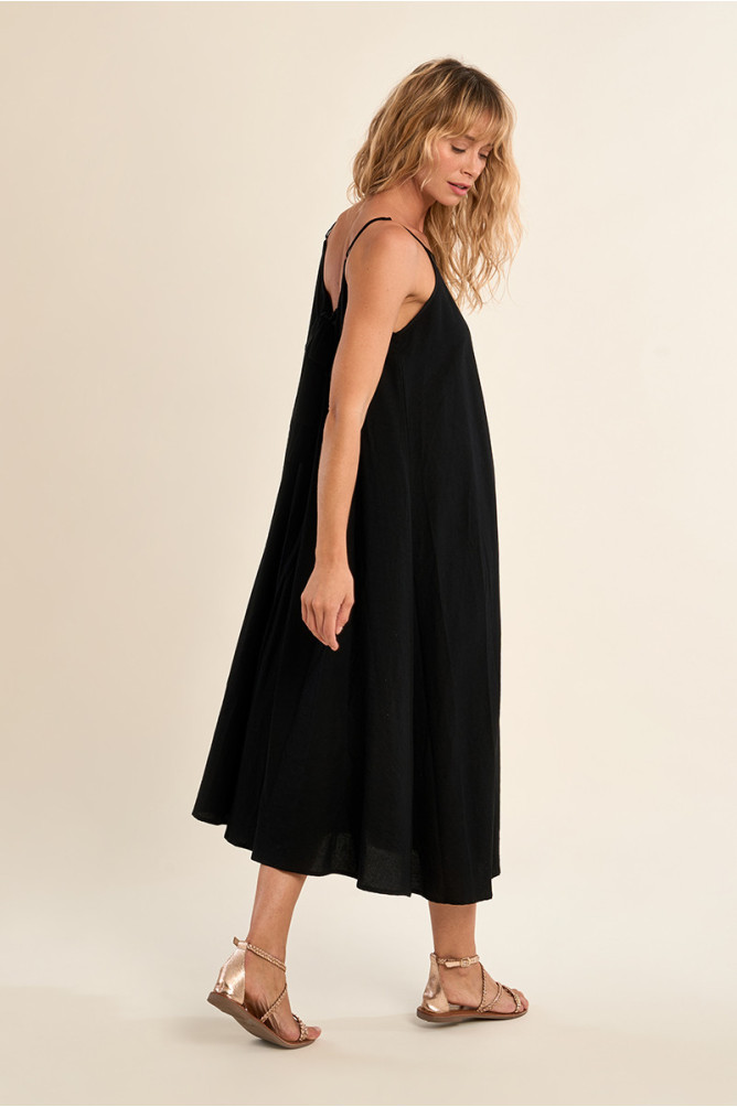 Vestido largo, de tirantes y lazada.