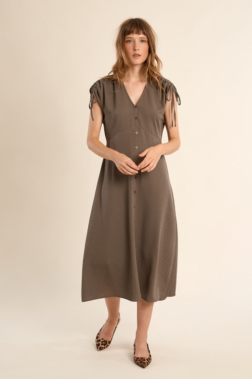 Vestido midi, con manga corta ajustable.