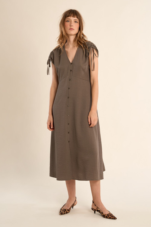 Robe mi-longue, col V
