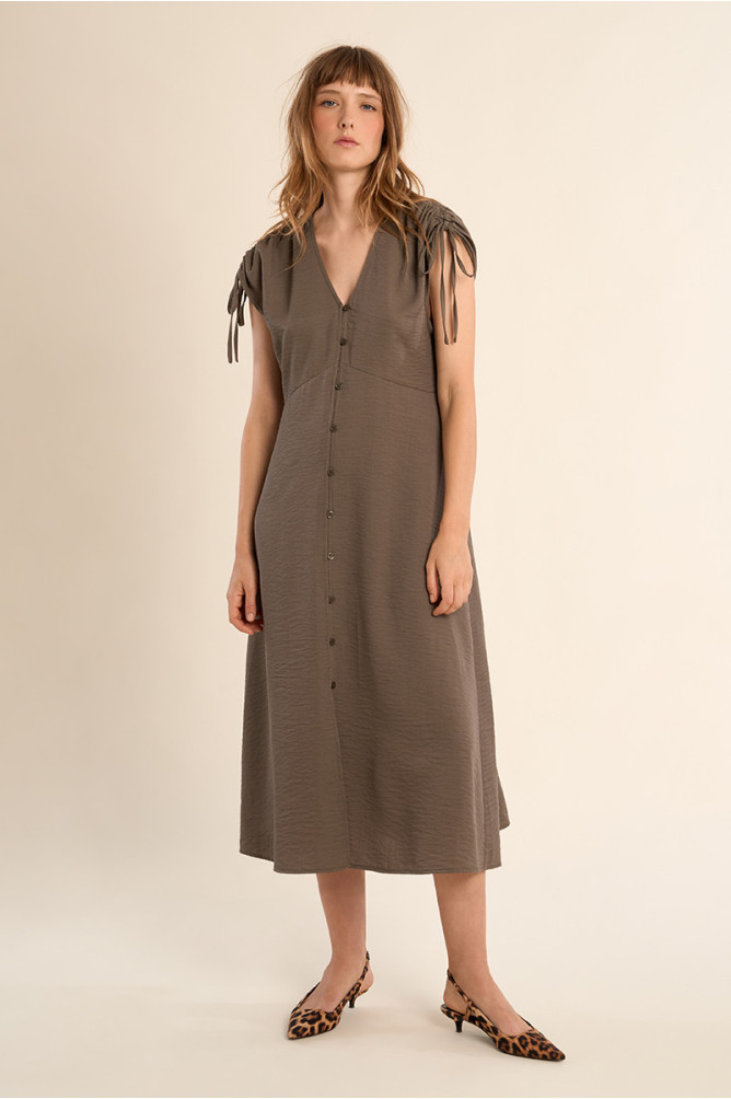 Vestido midi, con manga corta ajustable.