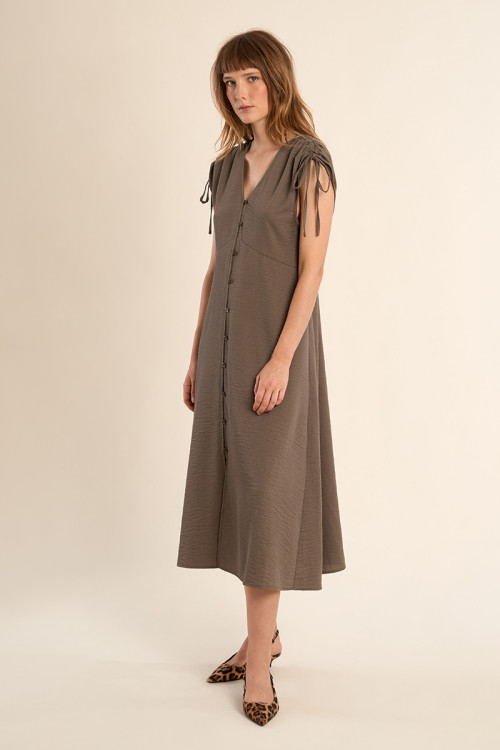 Vestido midi, con manga corta ajustable.