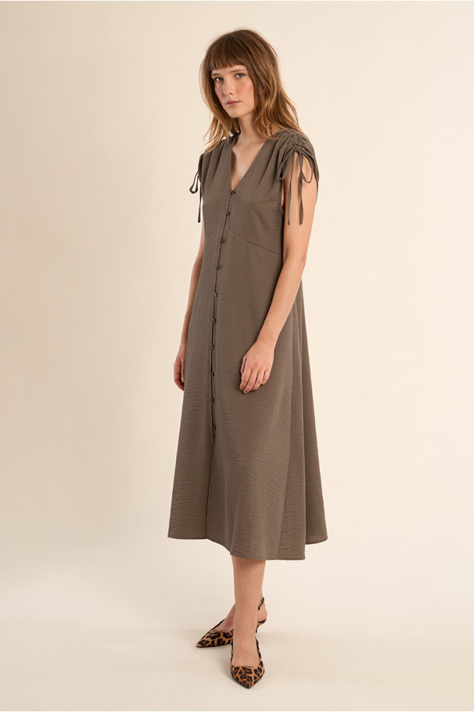 Vestido midi, con manga corta ajustable.