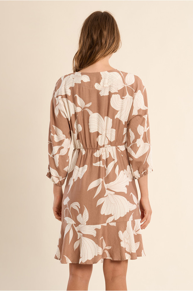 Vestido de media manga, con estampado y volantes.