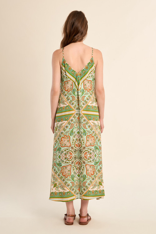 Vestido largo, de tirantes, con estampado.