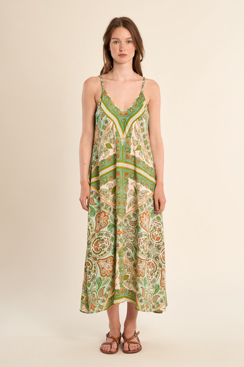 Vestido largo, de tirantes, con estampado.