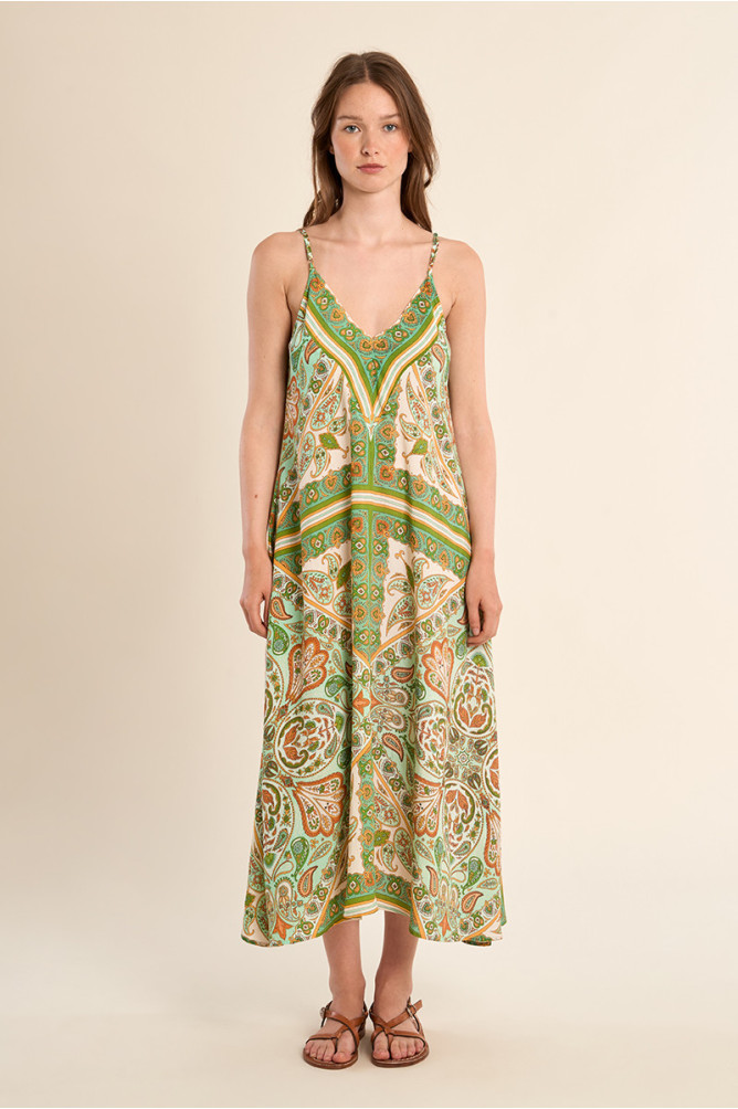 Vestido largo, de tirantes, con estampado.