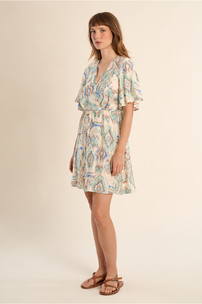 Vestido corto, con estampado étnico.