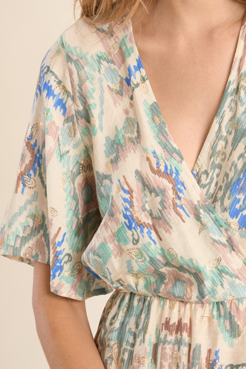 Vestido corto, con estampado étnico.