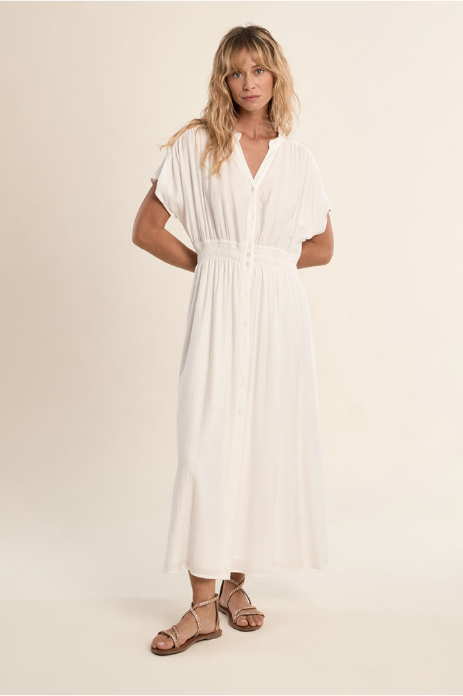 Vestido largo, de manga corta, cintura ceñida.