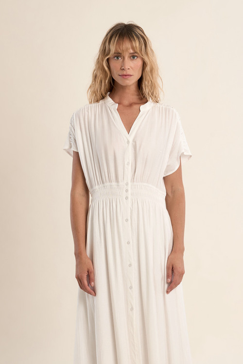 Vestido largo, de manga corta, cintura ceñida.