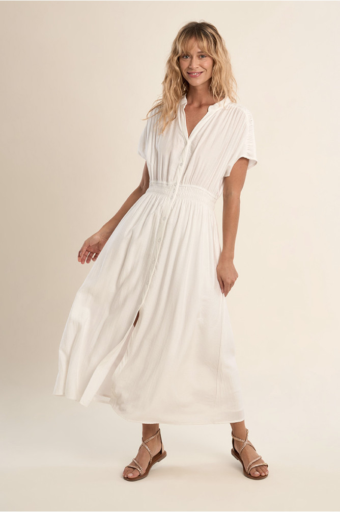 Vestido largo, de manga corta, cintura ceñida.
