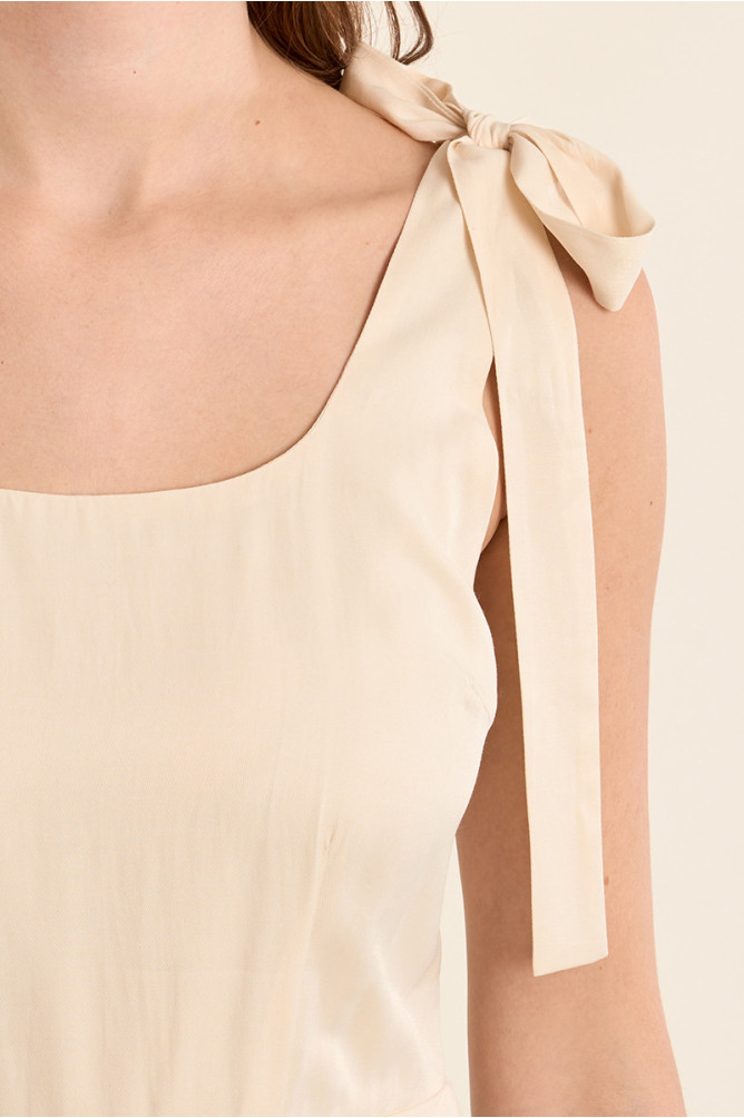 Vestido largo, de tirantes, detalle lazos.