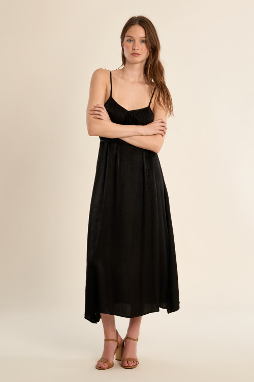 Vestido largo, de tirantes, con lazada.