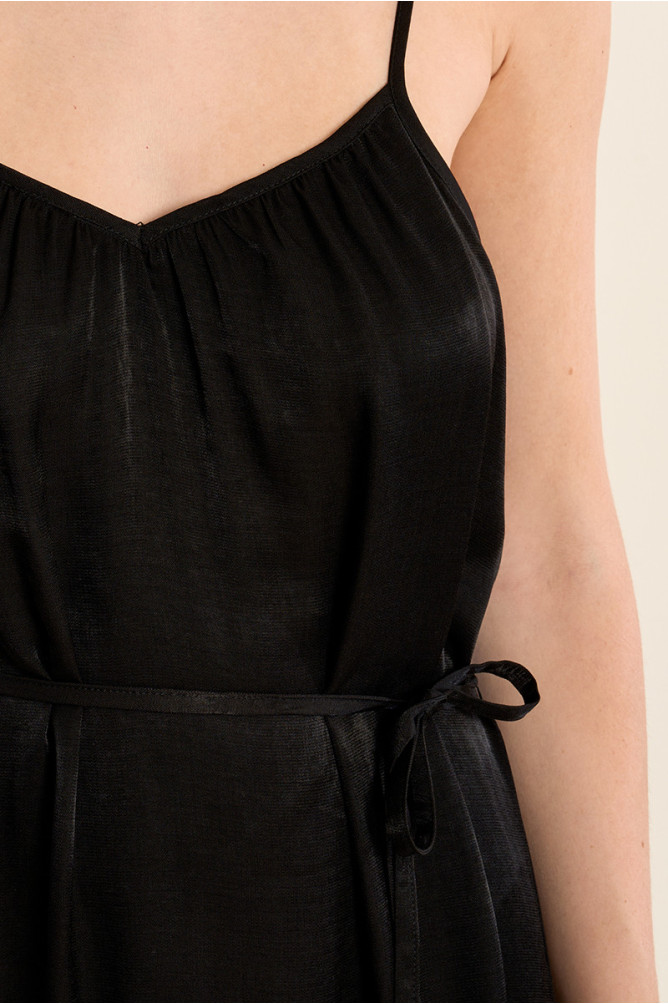 Vestido largo, de tirantes, con lazada.