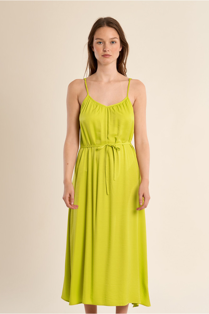 Vestido largo, de tirantes, con lazada.