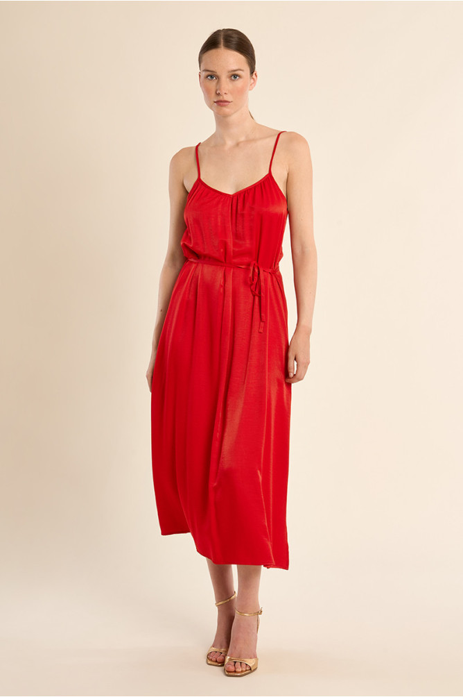 Vestido largo, de tirantes, con lazada.