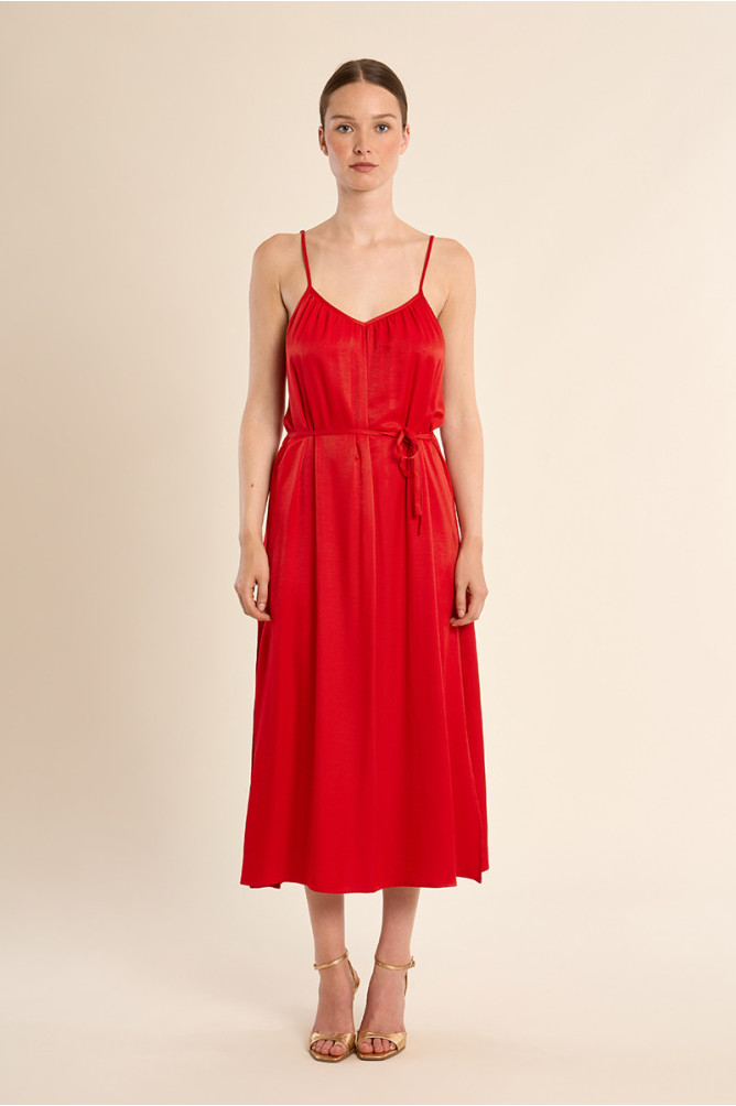 Vestido largo, de tirantes, con lazada.
