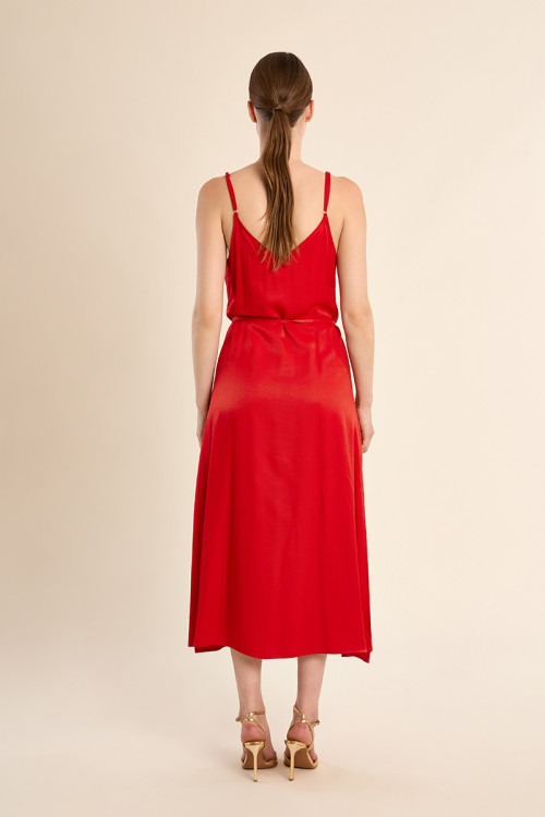 Vestido largo, de tirantes, con lazada.