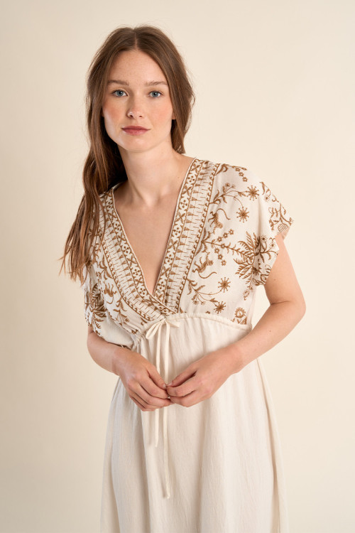 Vestido largo, de manga corta, detalles bordados.