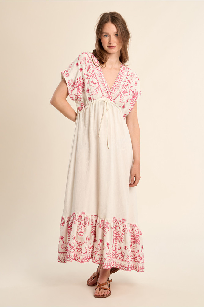 Vestido largo, de manga corta, detalles bordados.