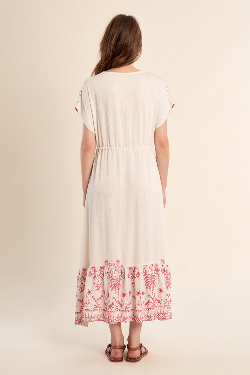 Vestido largo, de manga corta, detalles bordados.