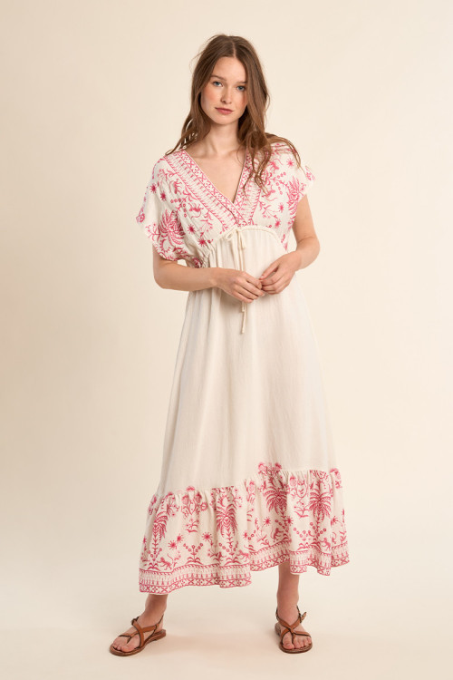 Vestido largo, de manga corta, detalles bordados.