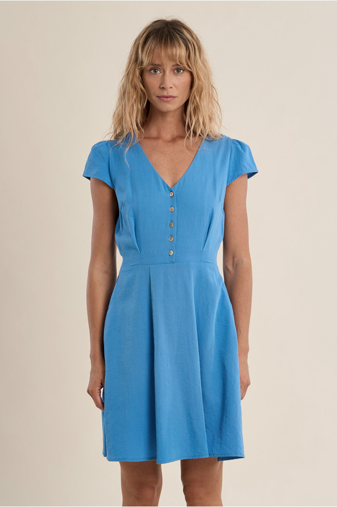 Vestido de manga corta, detalle botones.