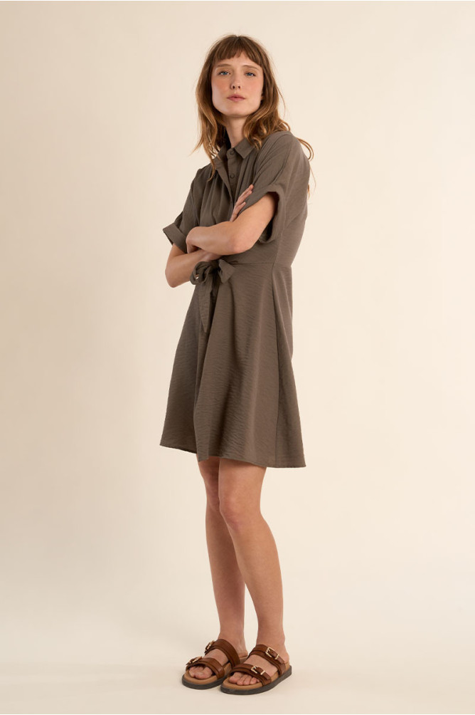 Short dress, knotted at the waist