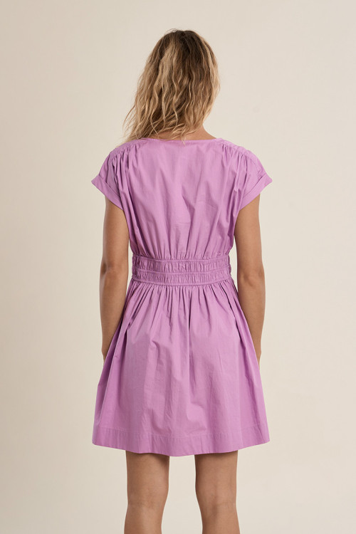 Vestido de manga corta, plisado.