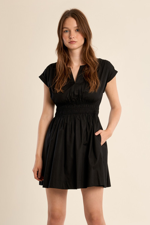 Vestido de manga corta, plisado.
