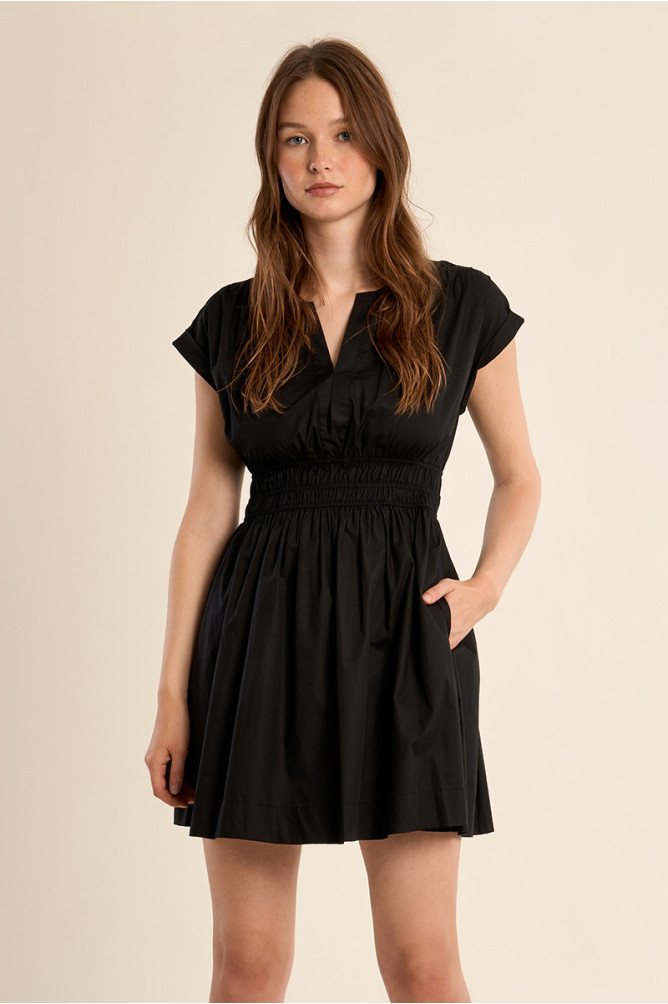 Vestido de manga corta, plisado.