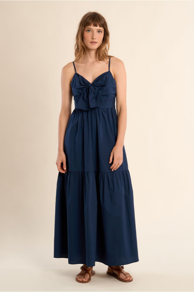Vestido largo, de tirantes y lazada.