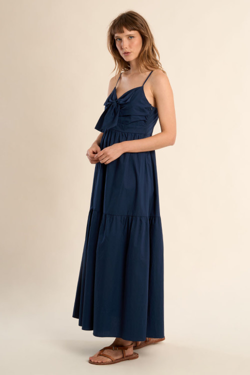 Vestido largo, de tirantes y lazada.