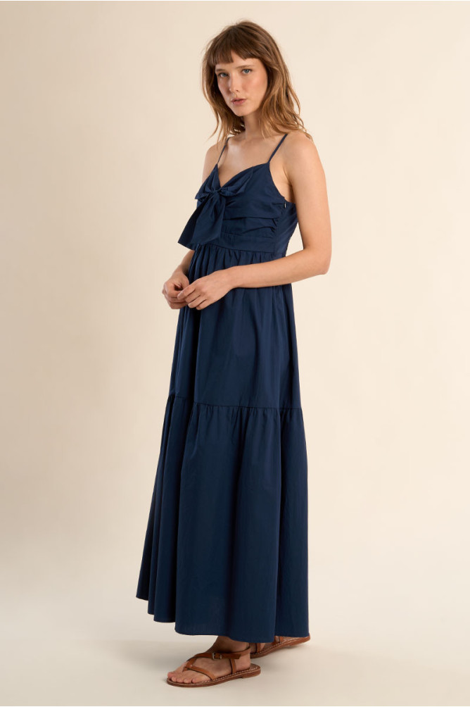 Vestido largo, de tirantes y lazada.