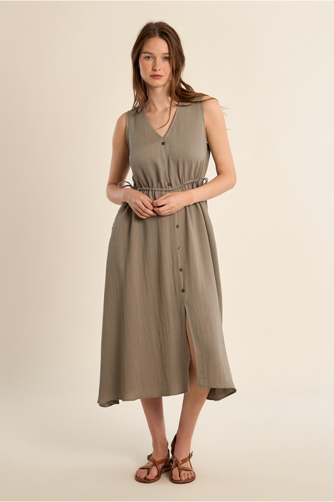 Vestido largo, de manga sisa, con lazada.